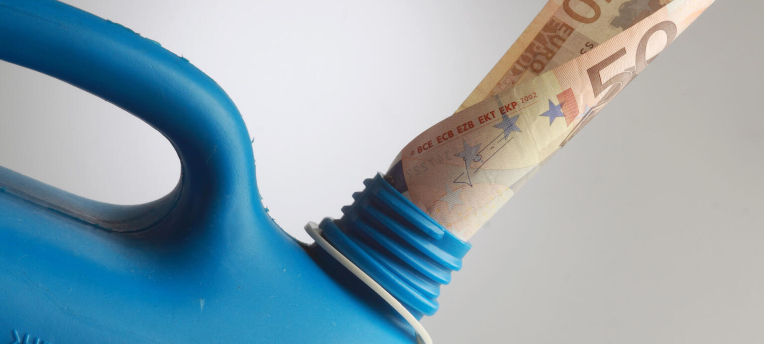 Benzinkanister mit Geldschein