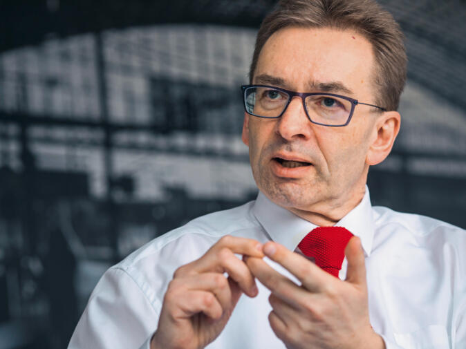 TORSTEN WESTPHAL Seit November 2019 ist der 53-Jahrige Vorsitzender der Eisenbahner- und Verkehrsgewerkschaft. Der Sohn eines Eisenbahners kommt aus Rostock, machte von 1982 bis 1984 eine Ausbildung zum Fahrzeugschlosser bei der Deutschen Reichsbahn. Seit 1992 arbeitet er bei der Gewerkschaft.