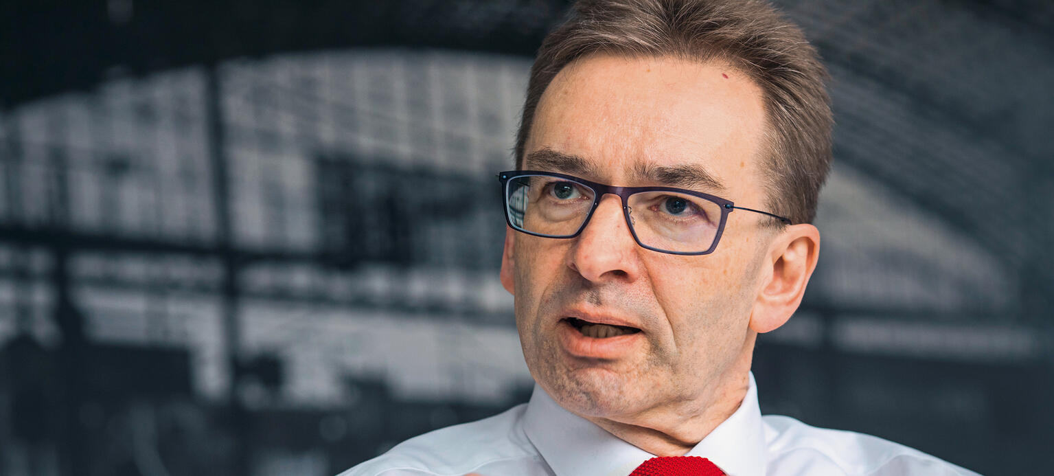 TORSTEN WESTPHAL Seit November 2019 ist der 53-Jahrige Vorsitzender der Eisenbahner- und Verkehrsgewerkschaft. Der Sohn eines Eisenbahners kommt aus Rostock, machte von 1982 bis 1984 eine Ausbildung zum Fahrzeugschlosser bei der Deutschen Reichsbahn. Seit 1992 arbeitet er bei der Gewerkschaft.