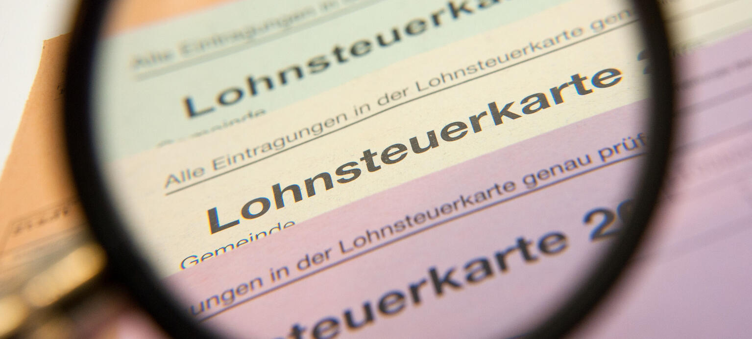 Eine Lupe vergößert am 23.10.2012 das Wort 'Lohnsteuerkarte' auf einer Lohnsteuerkarte aus Papier.