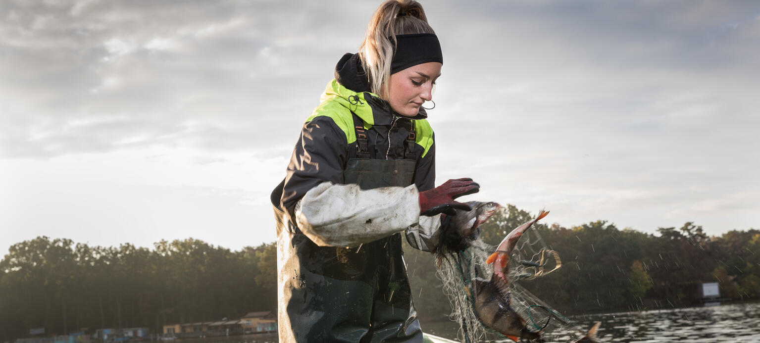 Fischerin Maria Thamm im Boot auf dem Müggelsee
