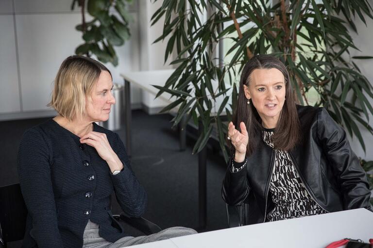 Christina Schildmann, Leiterin d. Abteilung Forschungsförderung (l.) und Claudia Bogedan, Geschäftsführerin der Hans-Böckler-Stiftung im Interview
