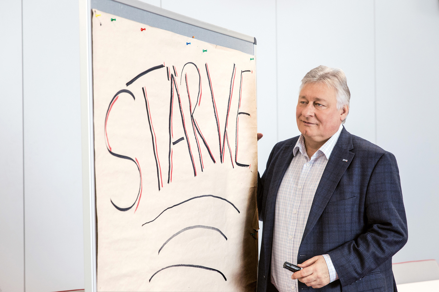 Martin Burkert Vorsitzender der Eisenbahn- und Verkehrsgewerkschaft (EVG), mit Schriftzug 'Stärke