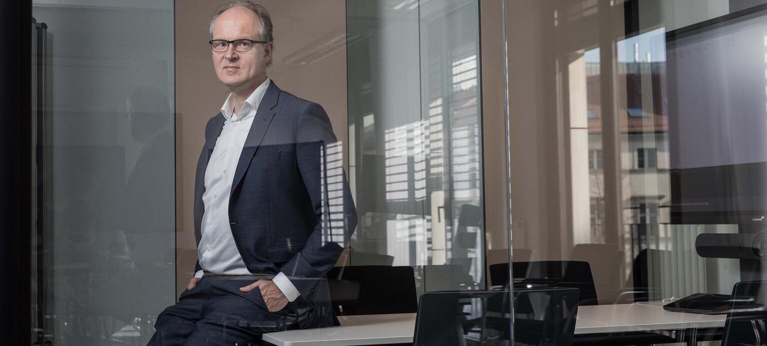 Portrait IMK-Direktor Sebastian Dullien im Büro