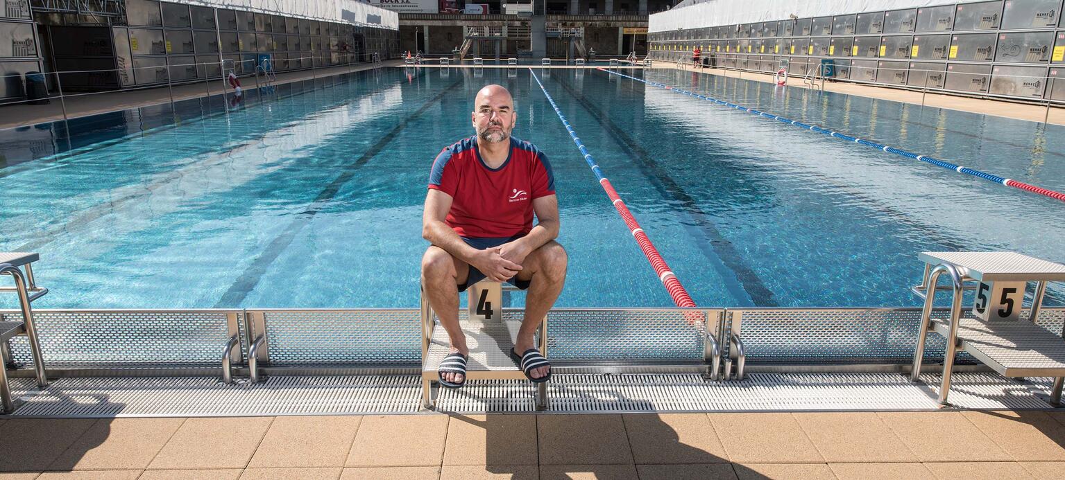 Schwimmmeister Ingo Köhler am Beckenrand des Olympia-Bads in Berlin