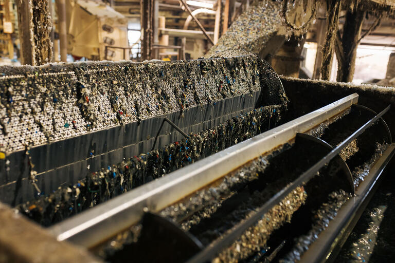 Verarbeitung von Plastikabfällen beim Recyclingunternehmen Veolia, MultiPet in Bernburg, Sachsen-Anhalt