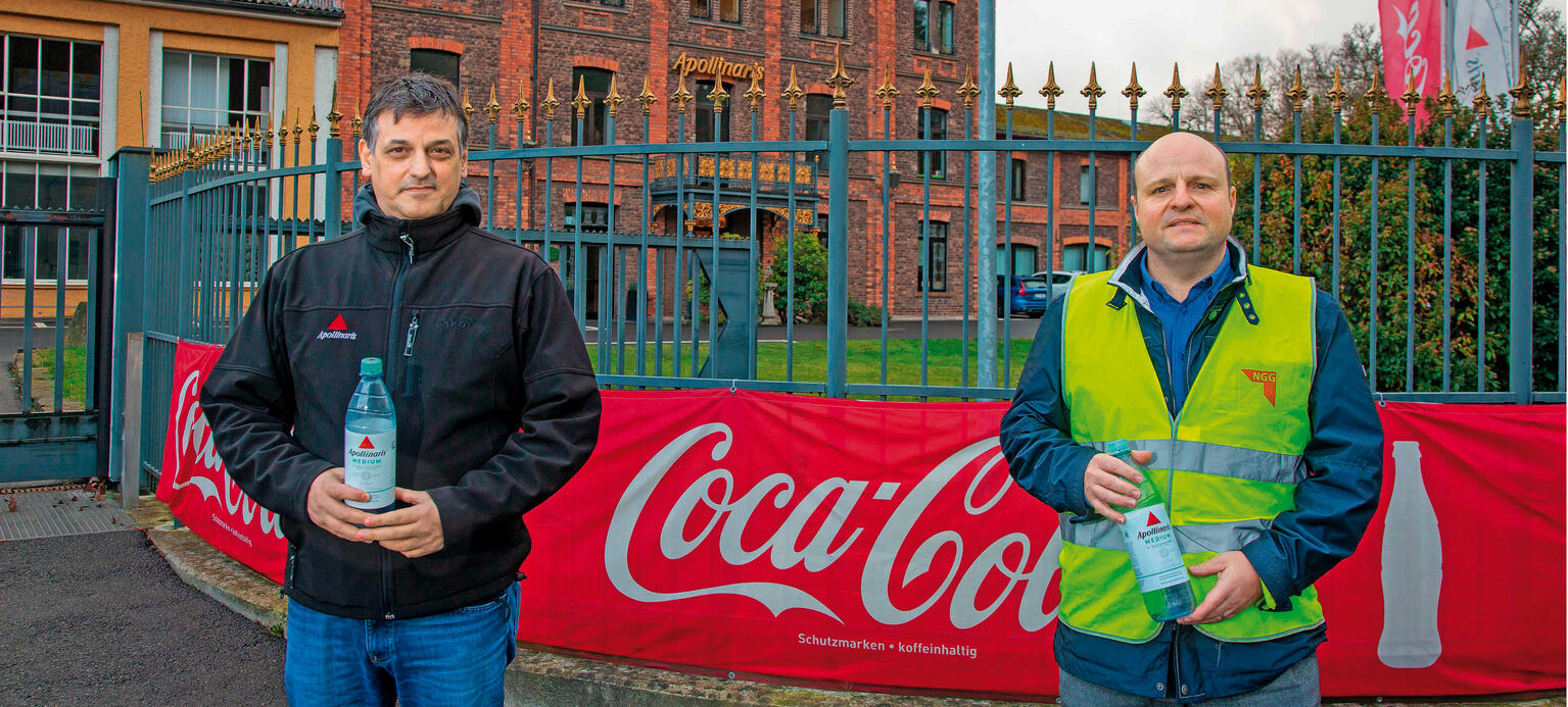 Betriebsrat Daniele Fiumara (links) und NGG-Geschäftsführer Volker Daiss vor dem Unternehmenssitz von Appolinaris