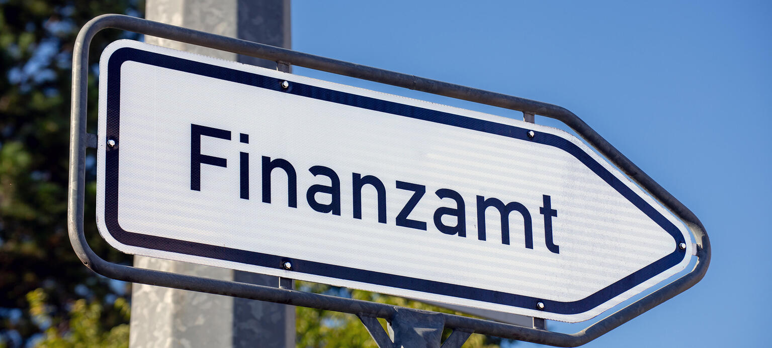 Richtungsschild mit der Aufschrift Finanzamt