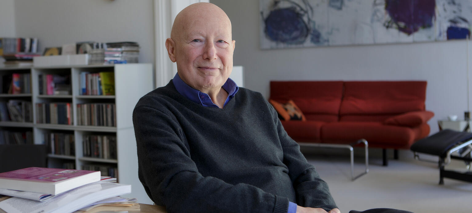 Jurist Peter Stein am Schreibtisch