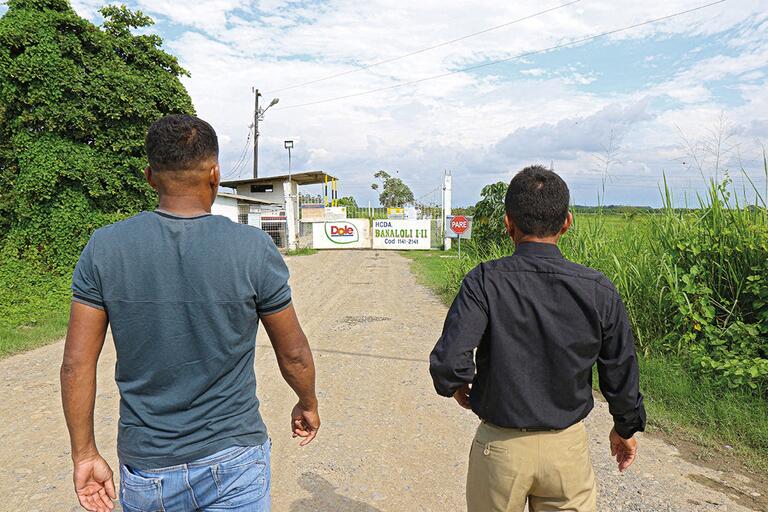 Ruben Caicedo* und Julio Vanegas* vor dem Eingang von Megabanana: Ein Foto mit Gesicht wäre ein Risiko.