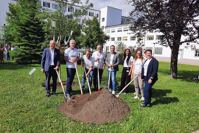 Bei Siemens in Regensburg pflanzten Betriebsräte, Beschäftigte und Firmenleitung einen Apfelbaum als Symbol für die Werte des Grundgesetzes und des Unternehmens auf dem Werksgelände.