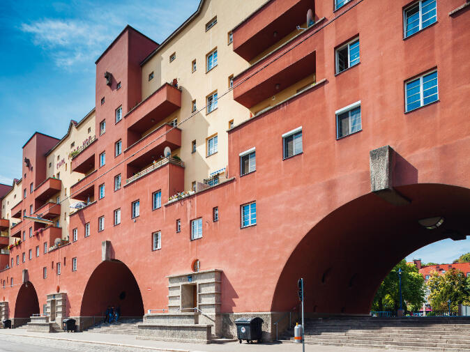 Der rote Karl-Marx-Hof in Wien-Döbling entstand Ende der 1920er Jahre  und ist bis heute einer der bekanntesten Gemeindebauten der Stadt.