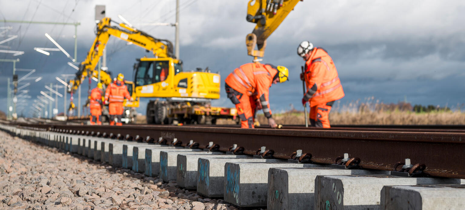 Arbeiter montieren Gleise an den Betonschwellen an der Bahnbaustelle der ICE-Strecke zwischen Nürnberg und Bamberg.