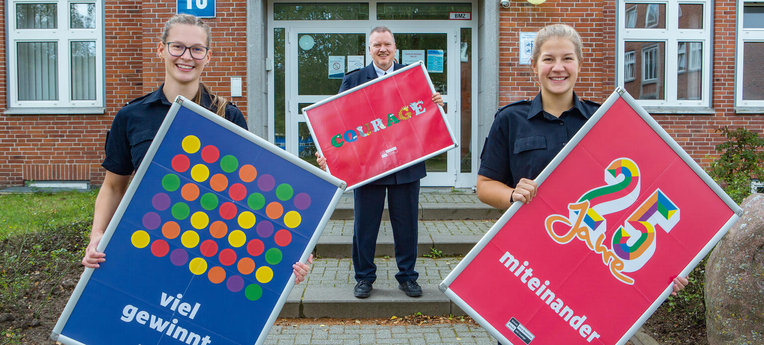 Sie kämpfen an der Polizeischule Eutin vereint gegen Rassismus und Diskriminierung: Rieke Pätzold (links) und Jasmin Braun von der JAV, Schulleiter Arne Dunka.