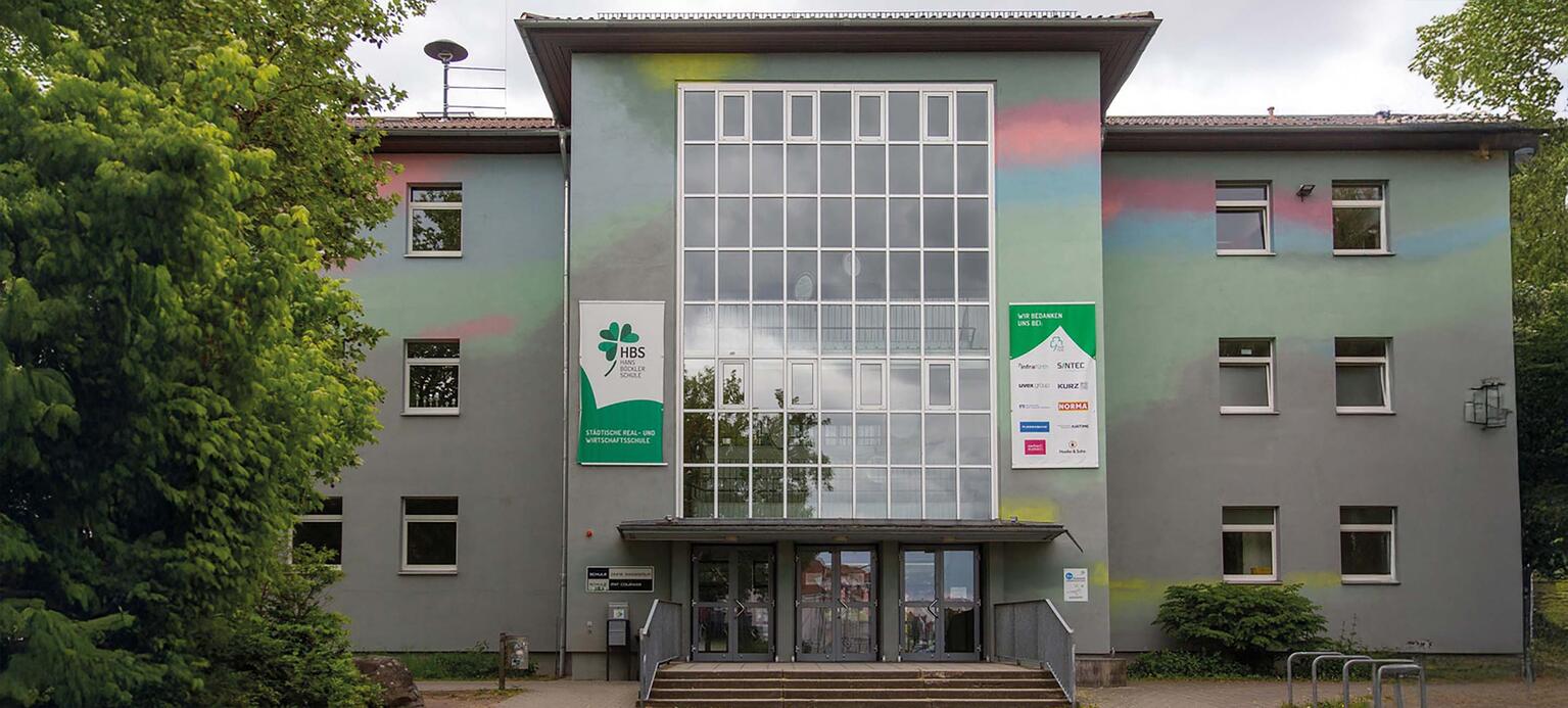 Außenaufnahme des Eingangs der Hans-Böckler-Schule in Fürth