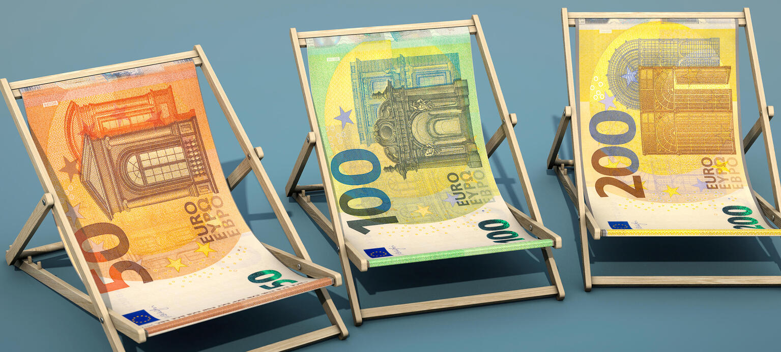 Symbolbild zum Thema Preisvergleich, Preisunterschied, Reisekosten. Drei Liegestühle aus Euro-Scheinen.