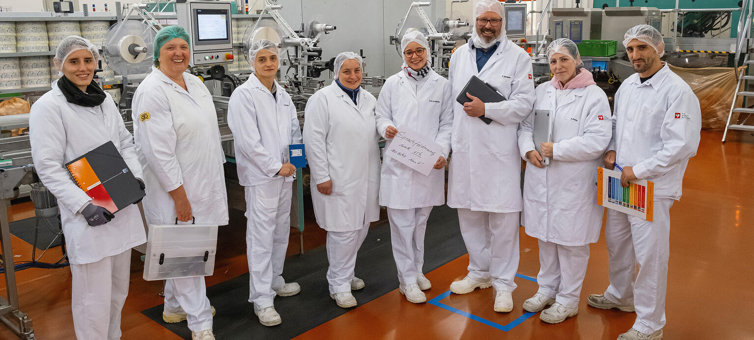 Weiterbildungsmentoren Peter Strelow (d.v.r) und Monika Beckmann (z.v.l.) im Einsatz bei einem Wursthersteller