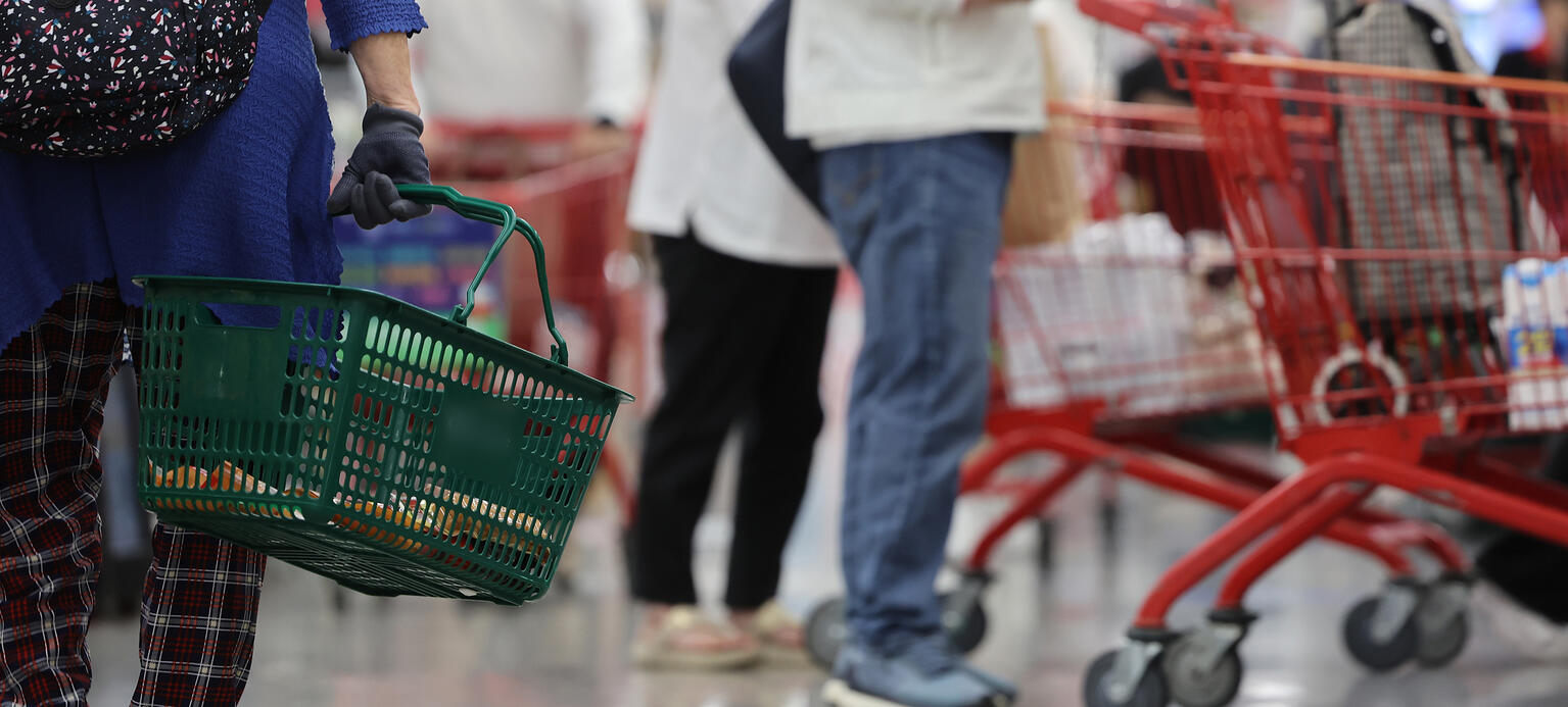 Menschen in Supermarkt