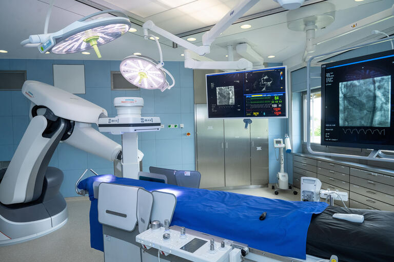 Blick in den modernen Herz-Operationssaal mit bildgebender Robotertechnik.