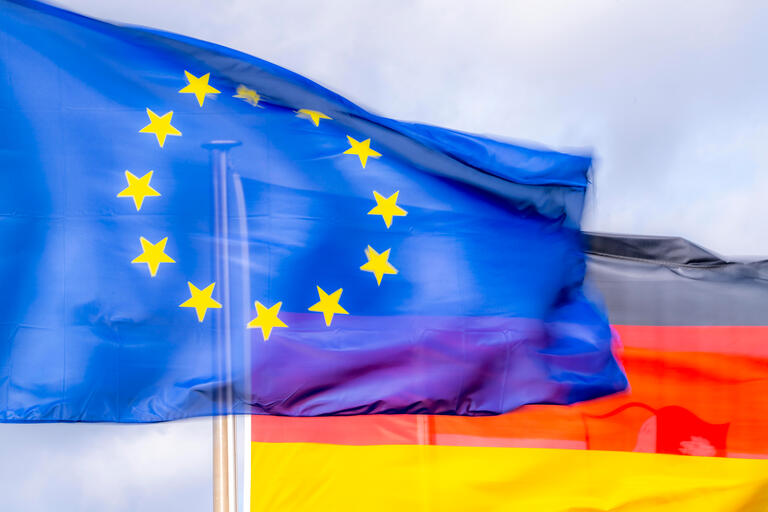 Europaflagge und Deutschlandflagge