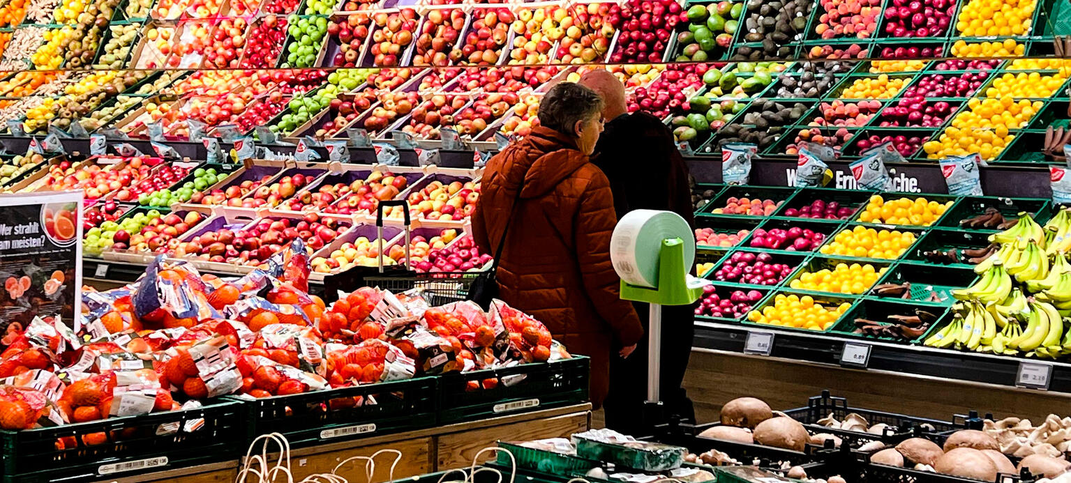 Bunte Übersicht über die Obst und Gemüse Frische Abteilung in einem Supermarkt .
