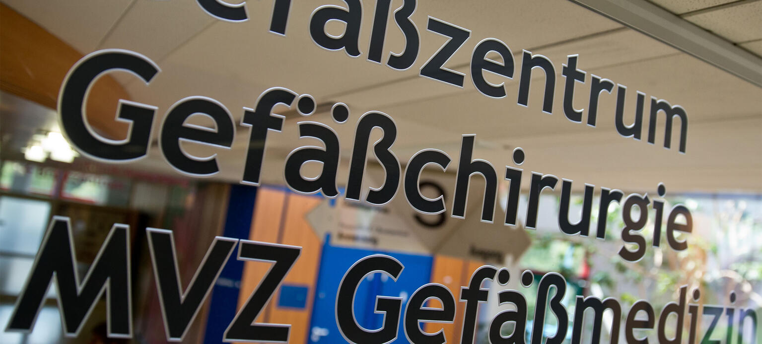 Der Schriftzug «Gefäßzentrum, Gefäßchirurgie, MVZ Gefäßmedizin» steht auf einem Schild. 