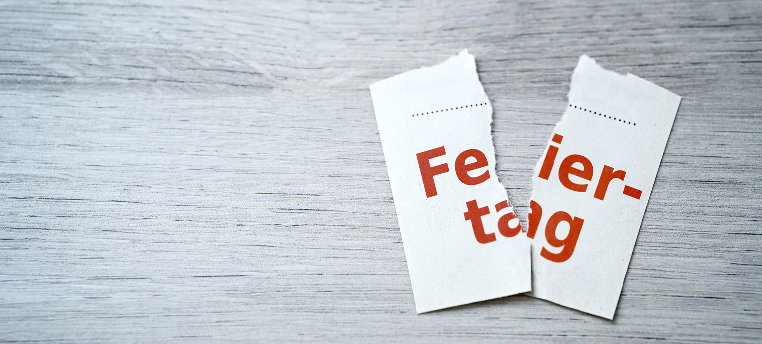  Zerrissenes Kalenderblatt mit Aufschrift Feiertag, Fotomontage 