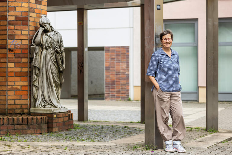 Rechtsprofessorin Eva Kocher vor dem Gebäude der Europa-Universität Viadrina in Frankfurt/Oder