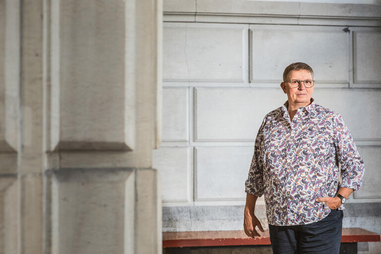 Professorin Monika Huesmann vor der Uni in Berlin