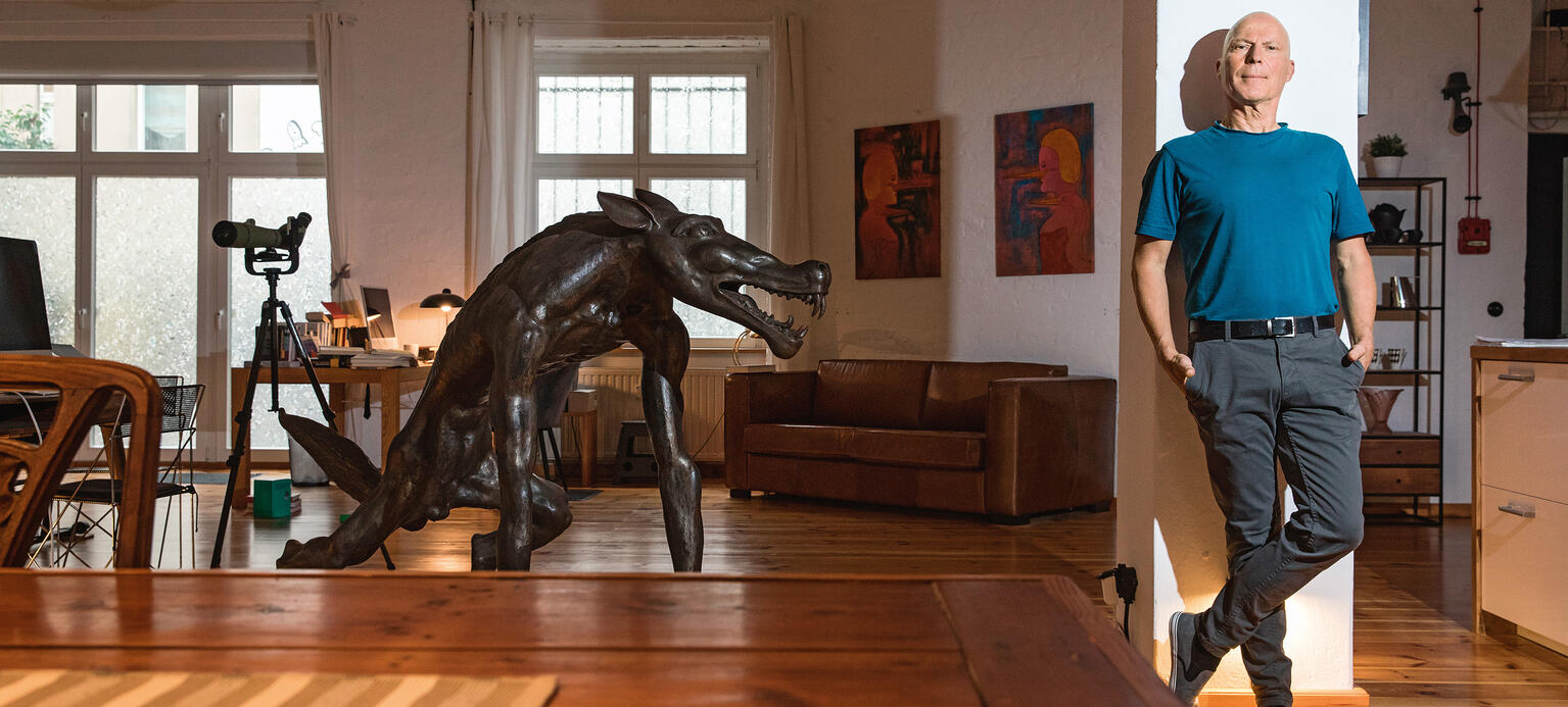 Altstipendiat Rainer Opolka steht vor Kunstwerken