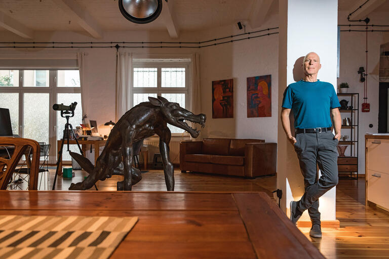 Altstipendiat Rainer Opolka steht vor Kunstwerken