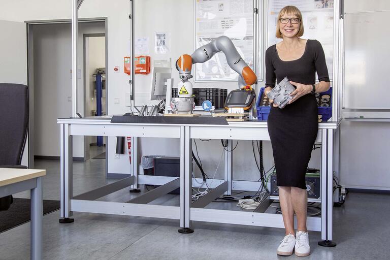 Sabine Pfeiffer lernte Werkzeugmacherin, studierte Soziologie und verbindet heute als Professorin beide Welten: Praxis und Wissenschaft.