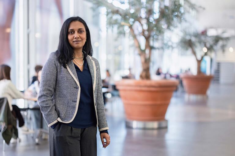 Portrait der Kulturwissenschaftlerin Silvy Chakkalakal im Uni-Gebäude