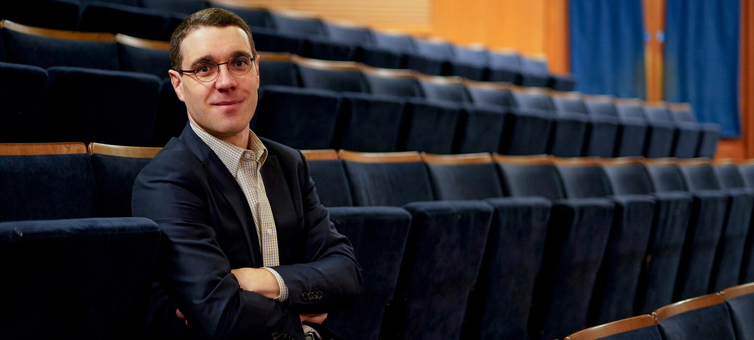 Altstipendiat Timo Fleckenstein, im Hörsaal der London School of Ecomics