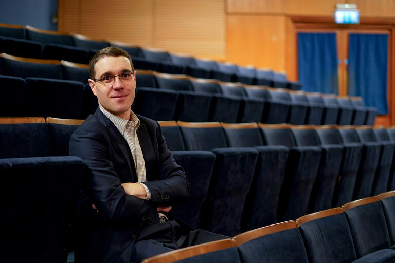 Altstipendiat Timo Fleckenstein im Hörsaal der London School of Economics