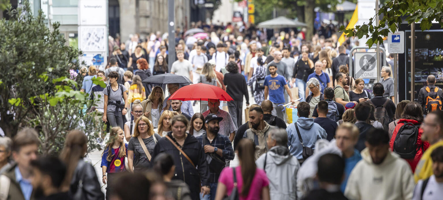 Menschenmenge unterwegs in der Einkaufsstraße. Fußgängerzone Königstraße in Stuttgart, Baden-Württemberg, Deutschland