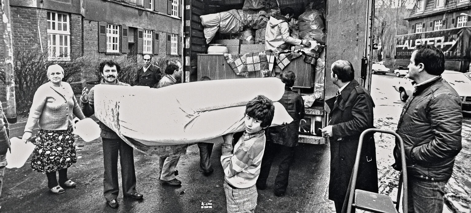 Türkische Mannesmann-Beschäftigten beladen Wagen für die Rückkehr