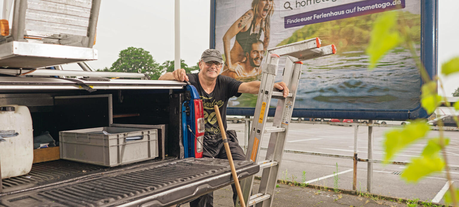 Axel Krasselt, 65, lebt mit seiner Frau in Düsseldorf. Seit gut 30 Jahren arbeitet er als Plakatierer.