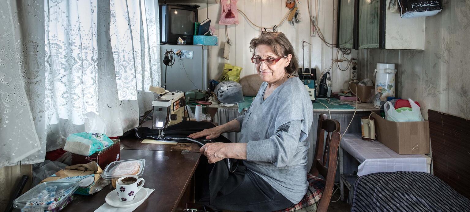Silva Sergeyevna in ihrer Schneiderwerkstatt in Jerewan, Armenien