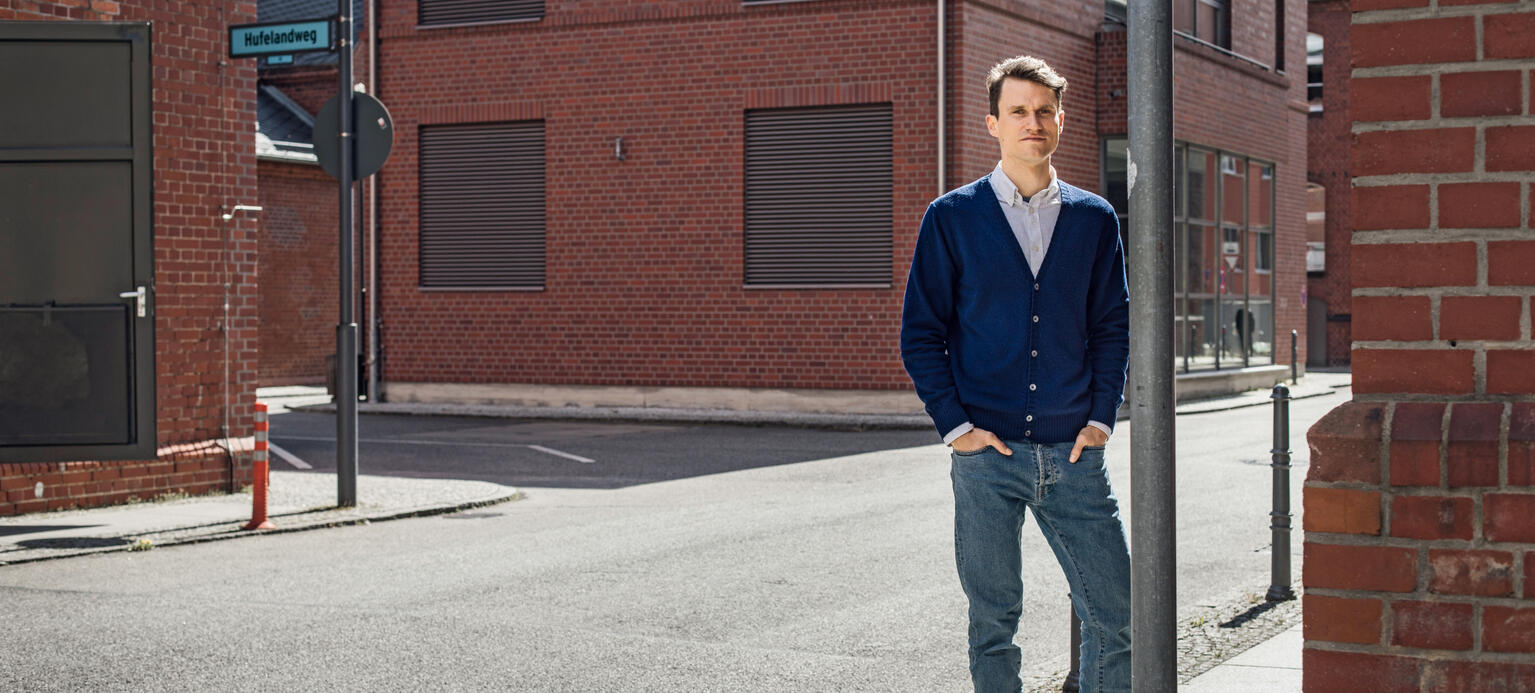 Jakob Simmank auf dem Gelände der Berliner Charité.