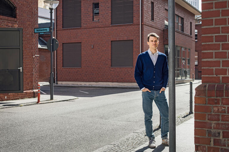 Jakob Simmank auf dem Gelände der Berliner Charité.