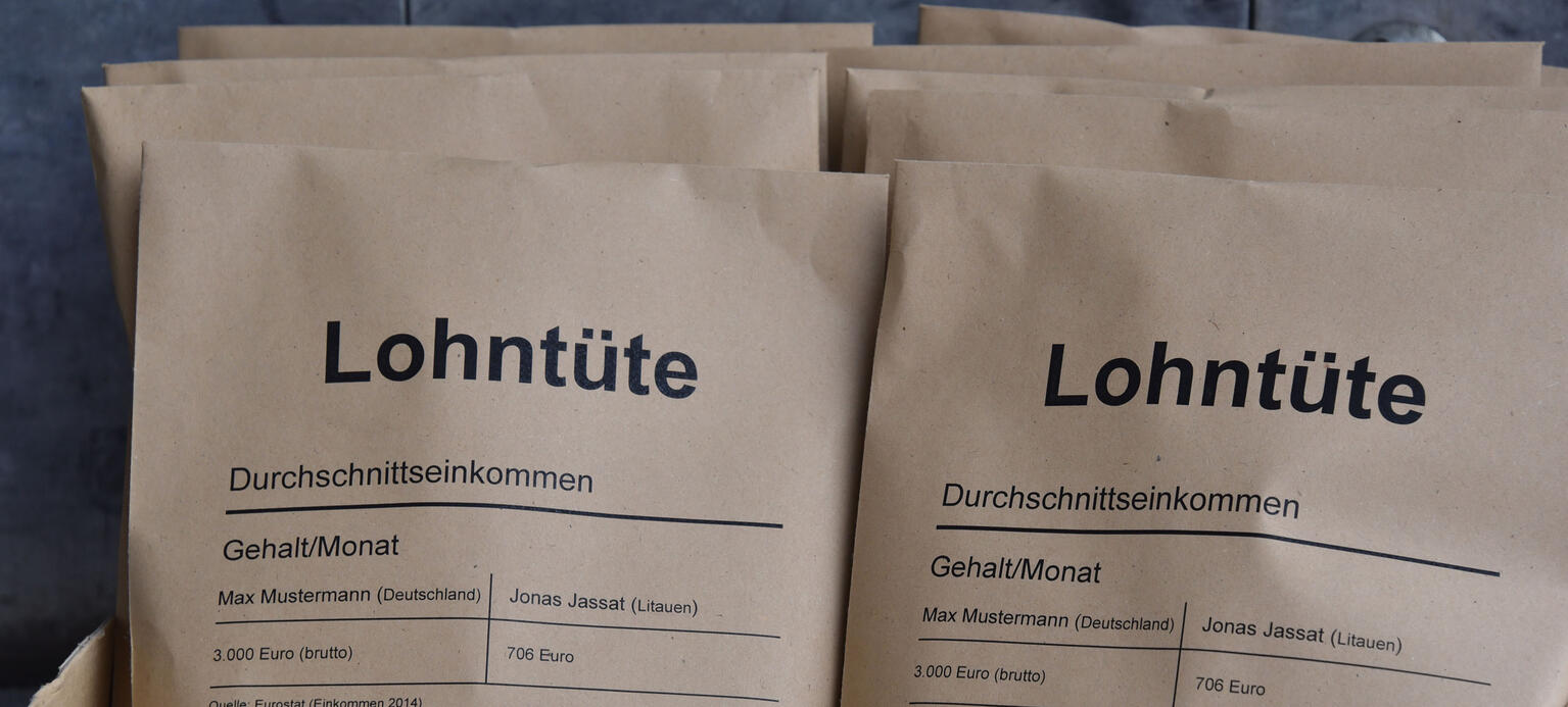 Lohntüten mit dem Durchschnitteinkommen in Deutschland und Litauen stehen am 11.05.2017 in Köln bei der Pressekonferenz zur Renovabis Pfingsaktion im Erzbistum Köln. 