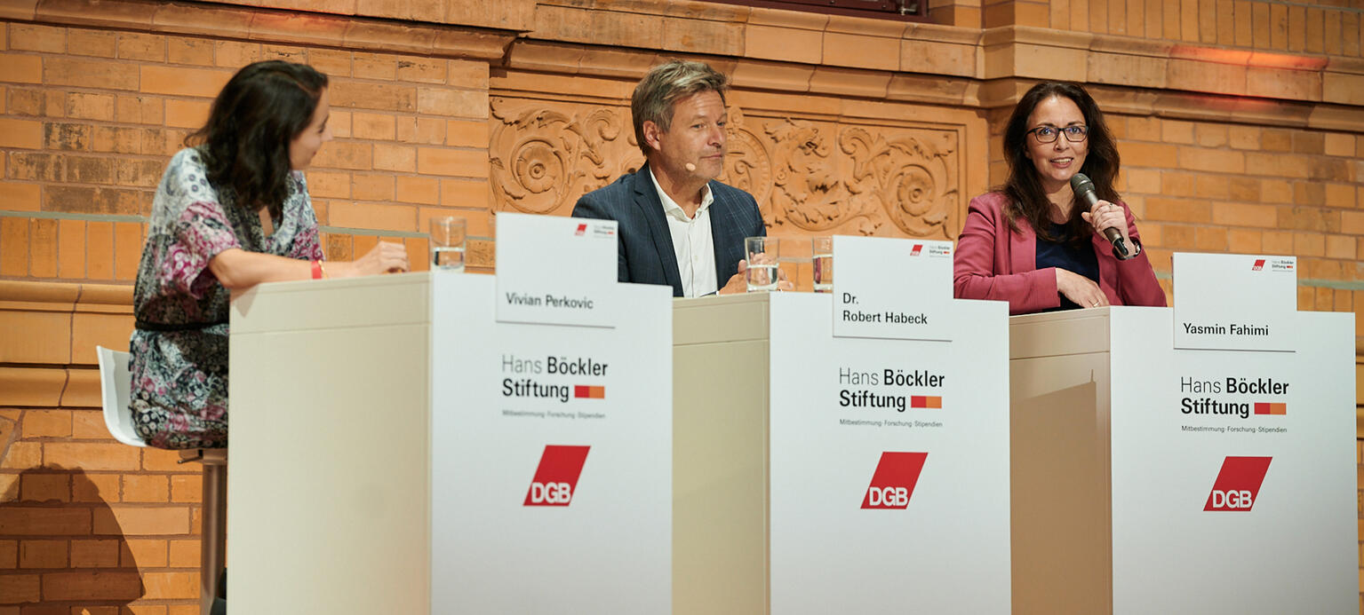 DGB-Vorsitzende Jasmin Fahimi, Wirtschaftsminister Robert Habeck  auf dem Podium
