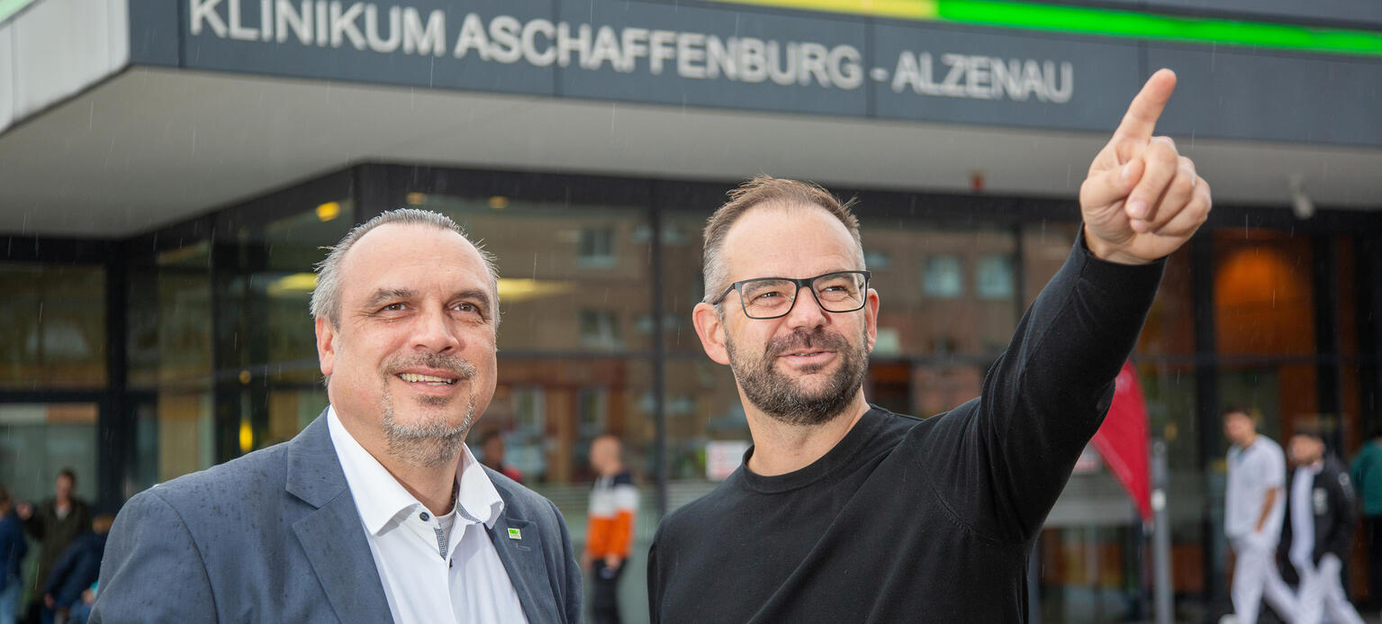 Betriebsrat beim Klinikum Aschaffenburg-Alzenau, 1. Vorsitzender Andreas Parr,  stellvertr. Vorsitzender Johannes Englert (re), hier vor dem Haupteingang des Klinikums