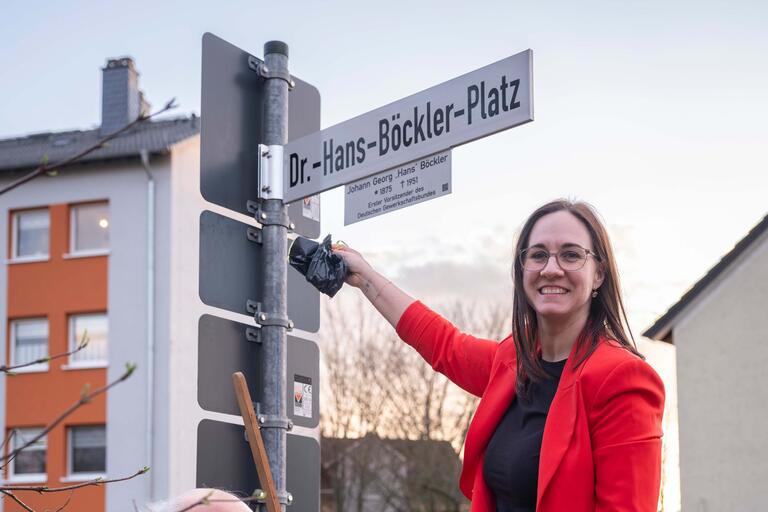 Lisa Gößwein, Bürgermeisterin von Bischofsheim bei der Enthüllung des Straßenschildes 'Hans-Böckler-Platz'