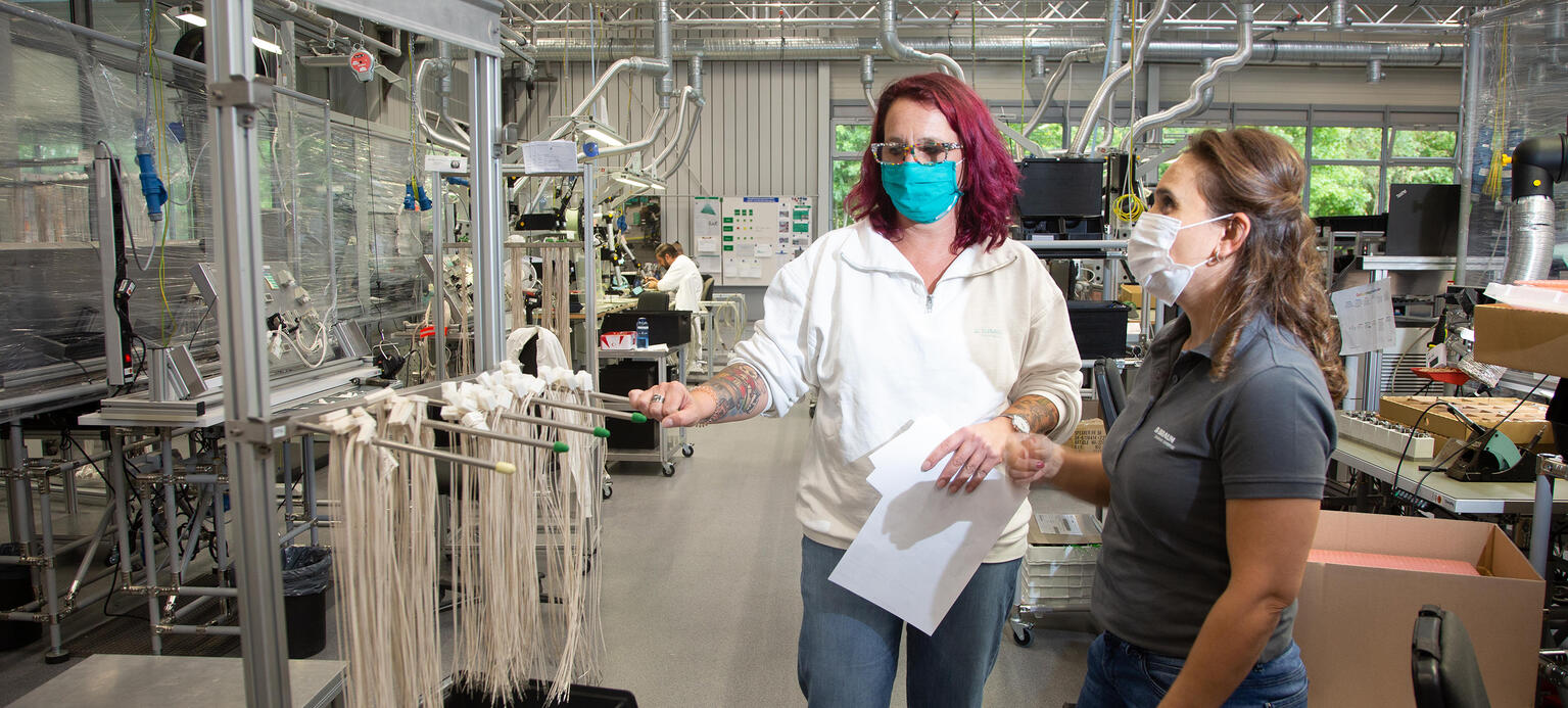 Mitarbeiter in der Fertigung im Werk Spangenberg / Kabelfertigung.
