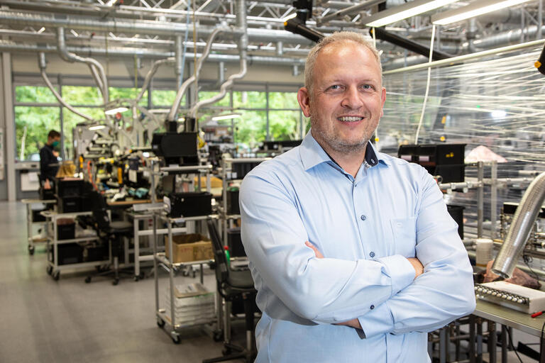 Betriebsrat Mike Schwarz, Vorsitzender des Europa-Forums des Betriebsrats, in der Fertigung im Werk Spangenberg.