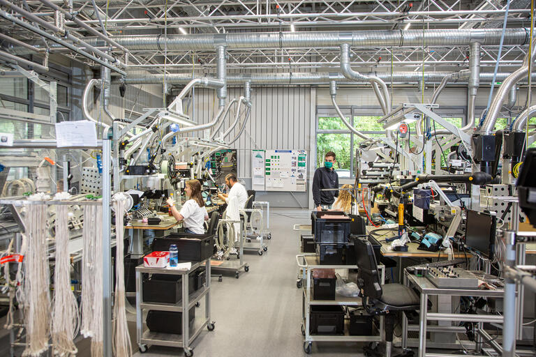 Mitarbeiter in der Fertigung im Werk Spangenberg / Kabelfertigung.