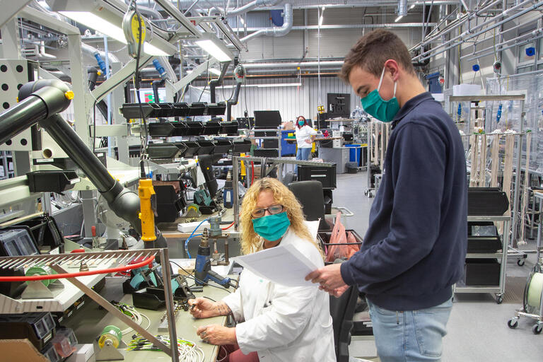 Mitarbeiter in der Fertigung im Werk Spangenberg / Kabelfertigung.