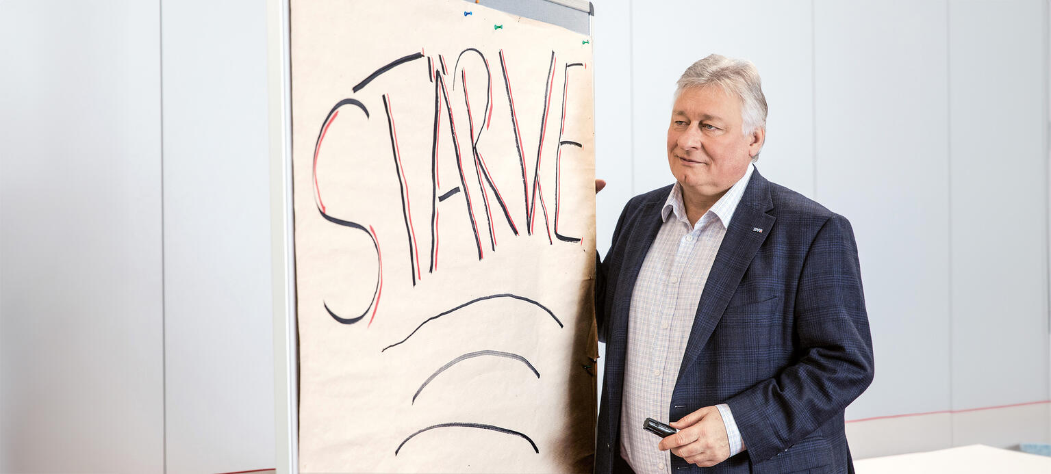 Martin Burkert Vorsitzender der Eisenbahn- und Verkehrsgewerkschaft (EVG), mit Schriftzug 'Stärke'